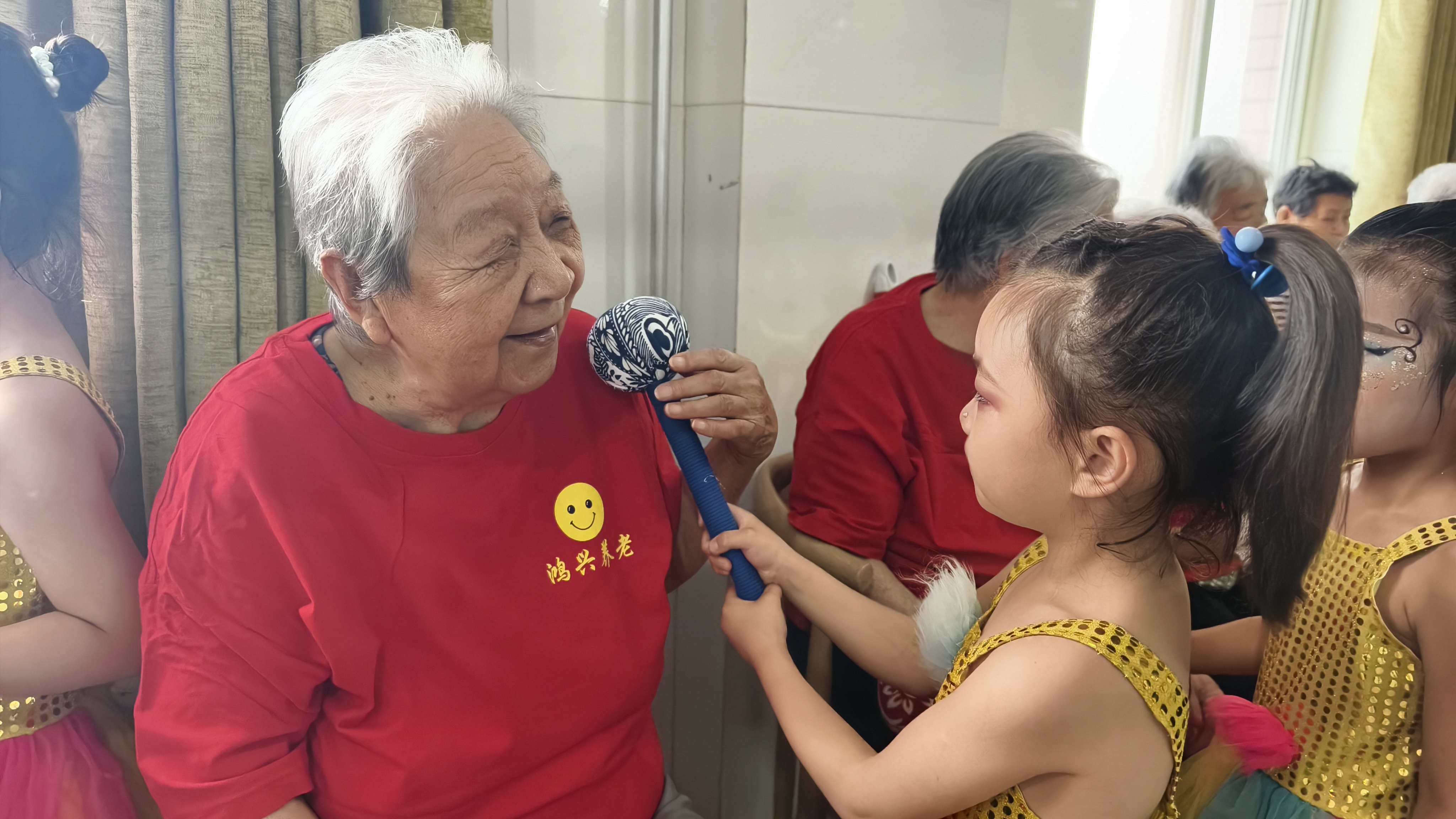 保定市满城区：童手牵白发 共话同心圆_fororder_ 小朋友与老人亲切互动 摄影 刘俊敏