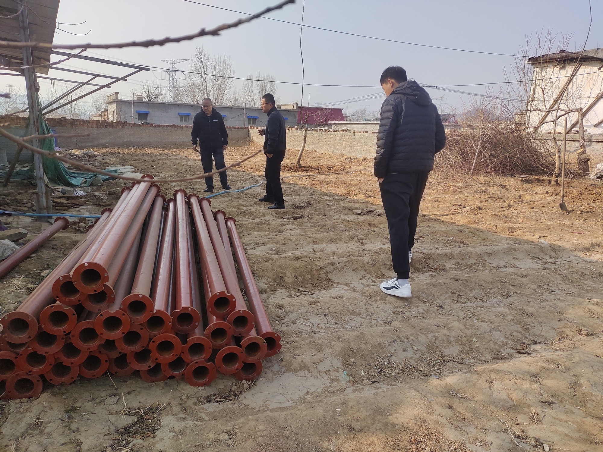保定市满城区：守护好地下“生命动脉”_fororder_满城区白龙乡大坎下村工作人员等待安装输水管道 摄影 冉双印