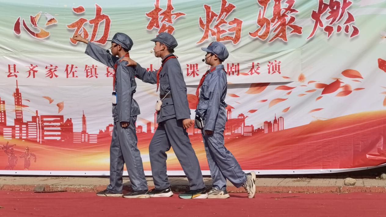 课本“活”起来，经典“动”起来_fororder_小学生们表演课本剧《金色鱼钩》  摄像胡博涵