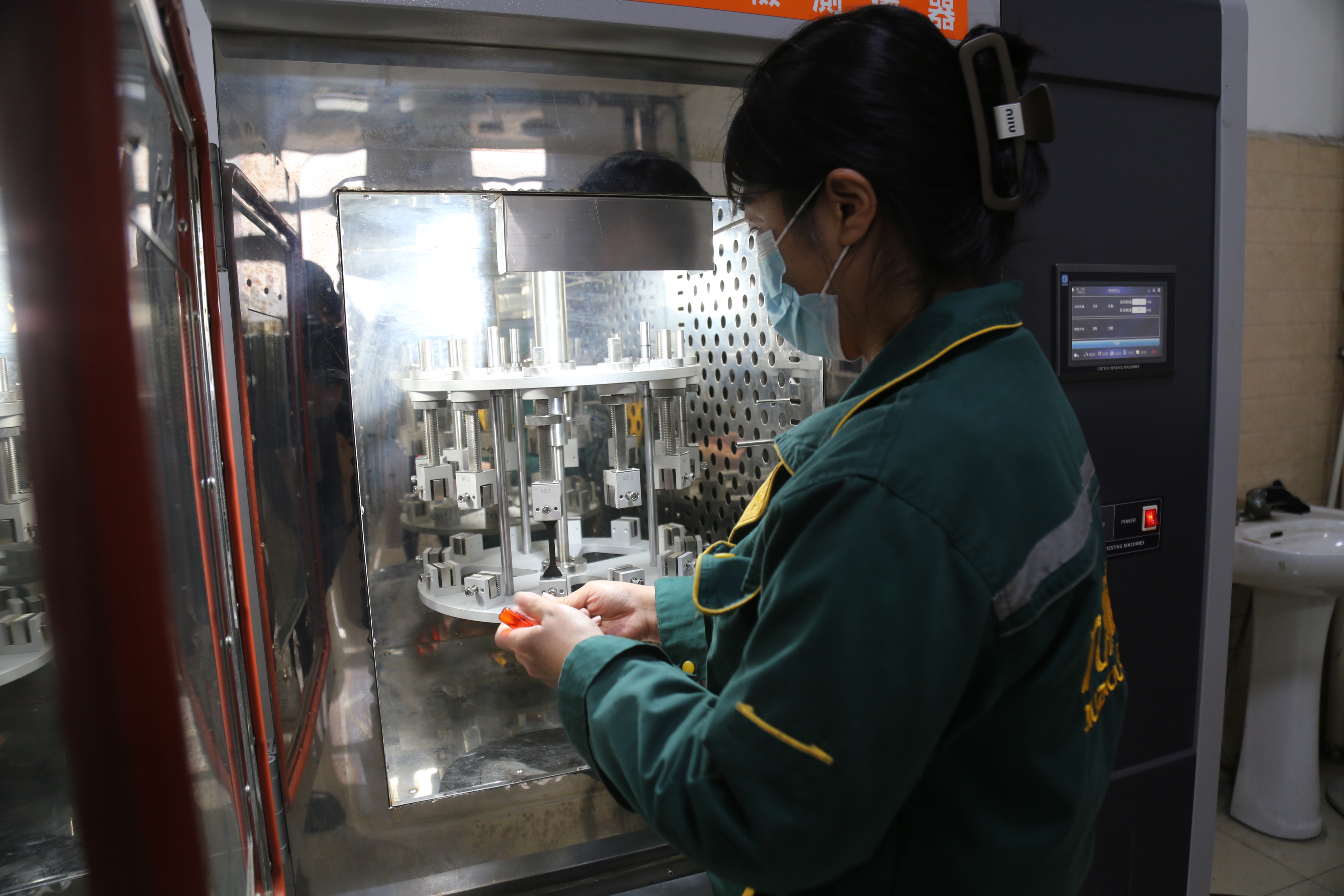 河北蠡县：橡胶产业“智能领跑” 年产值突破43.5亿元_fororder_企业研发中心内技术人员正在做耐臭氧测试。张旭宁 摄.JPG