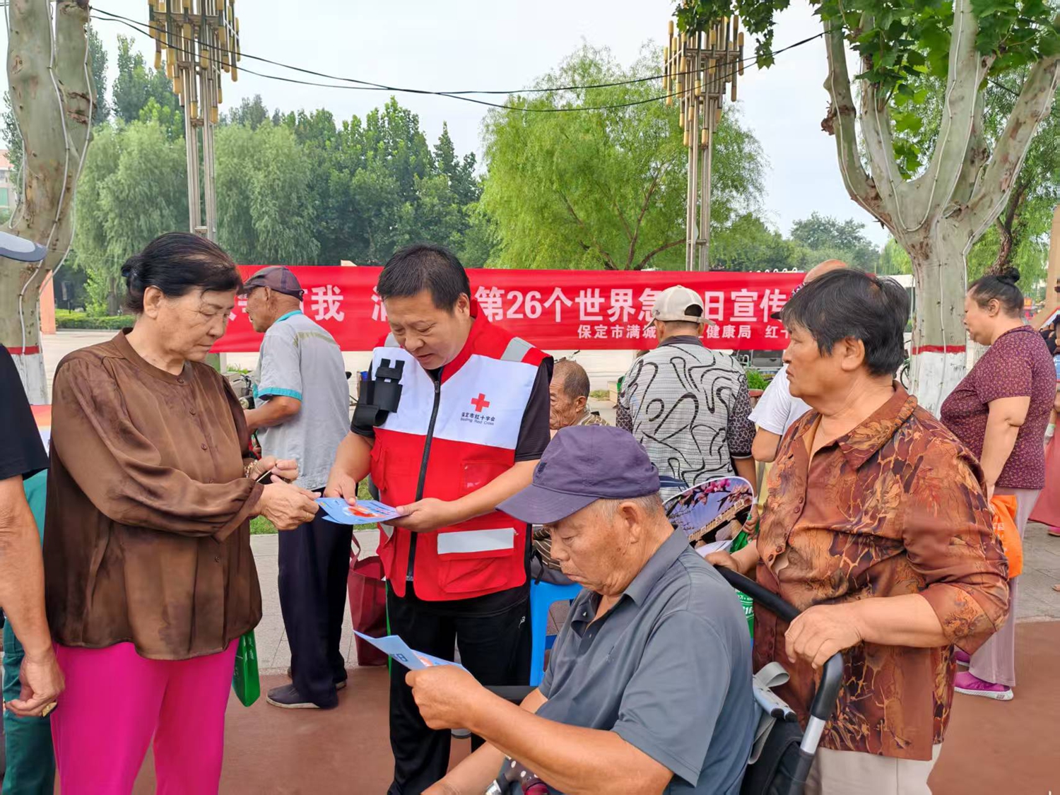 图片默认标题_fororder_为群众发放健康手册 摄影 赵向楠