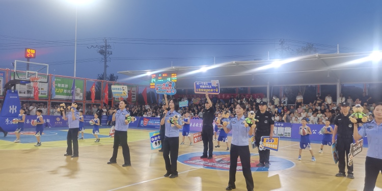 唐县篮球联赛数智赋能 点燃文旅体育融合新引擎_fororder_篮球比赛间隙，公安干警开展反诈宣传