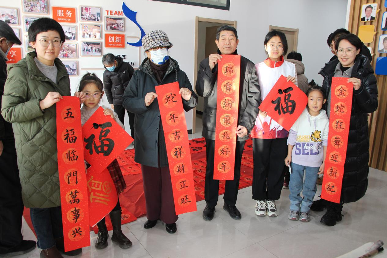 河北高阳:“小书法家”展才艺 写春联送乡邻