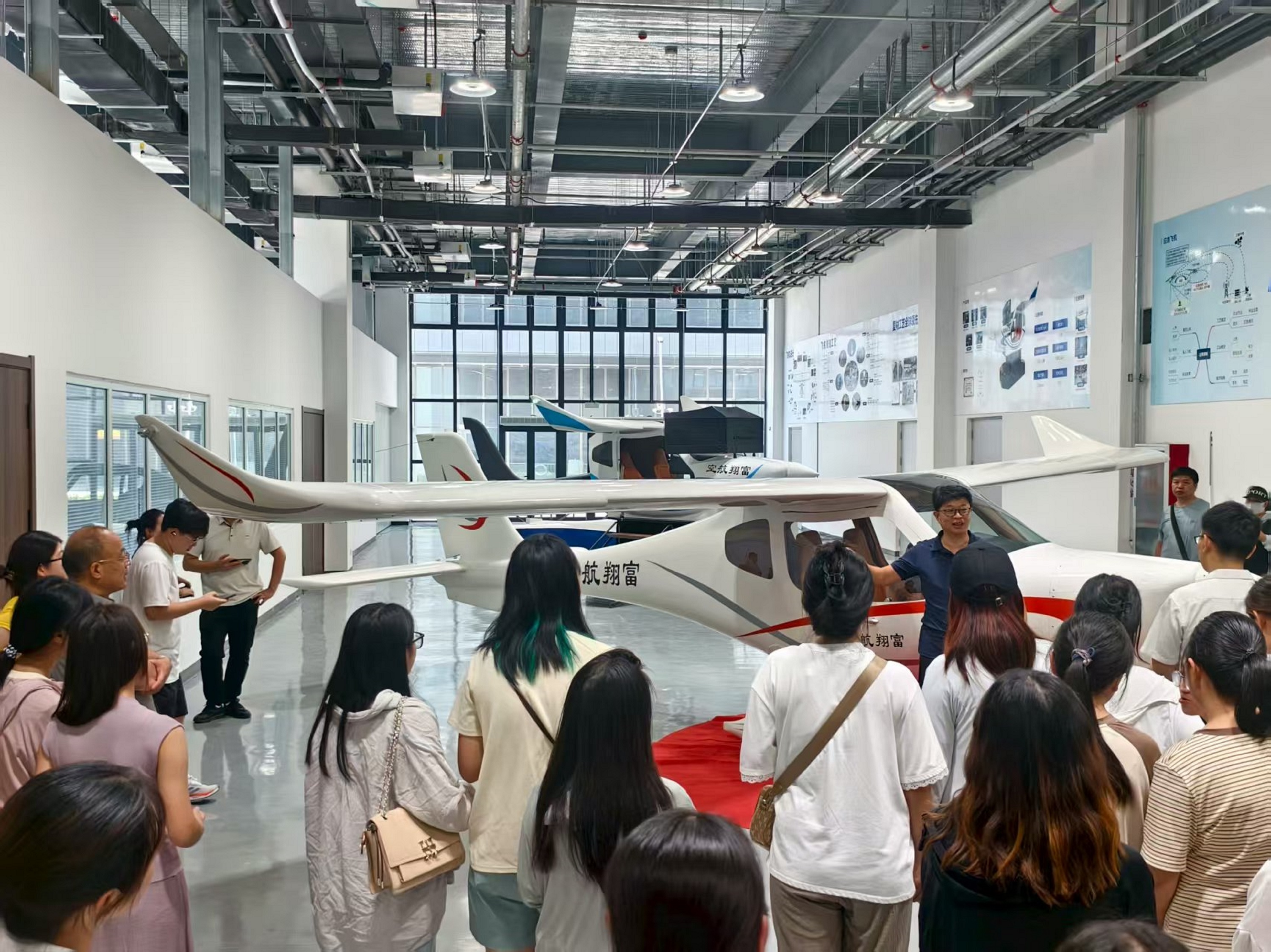 保定博野：组织返家乡大学生探秘产业发展​_fororder_2