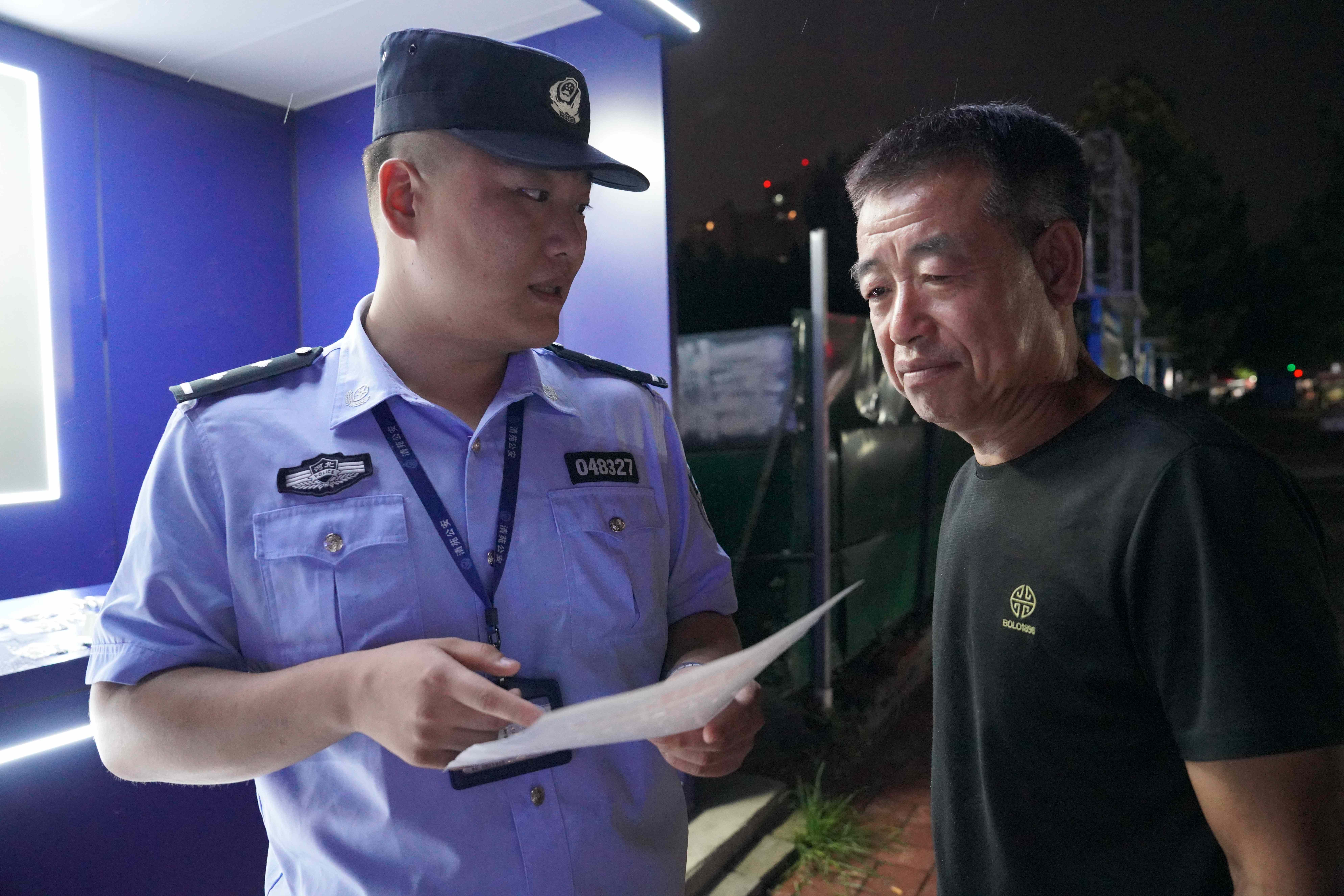 保定清苑：创新普法阵地 服务百姓零距离_fororder_民警为市民讲解交通安全知识。摄影 王磊