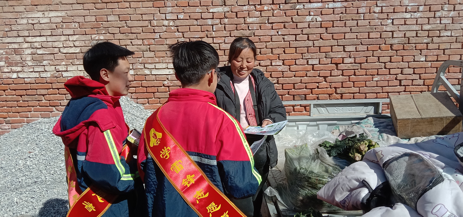 保定市满城区：传承雷锋精神 共筑绿色家园_fororder_环保宣传小组为临街住户发放宣传彩页 摄影 张志龙