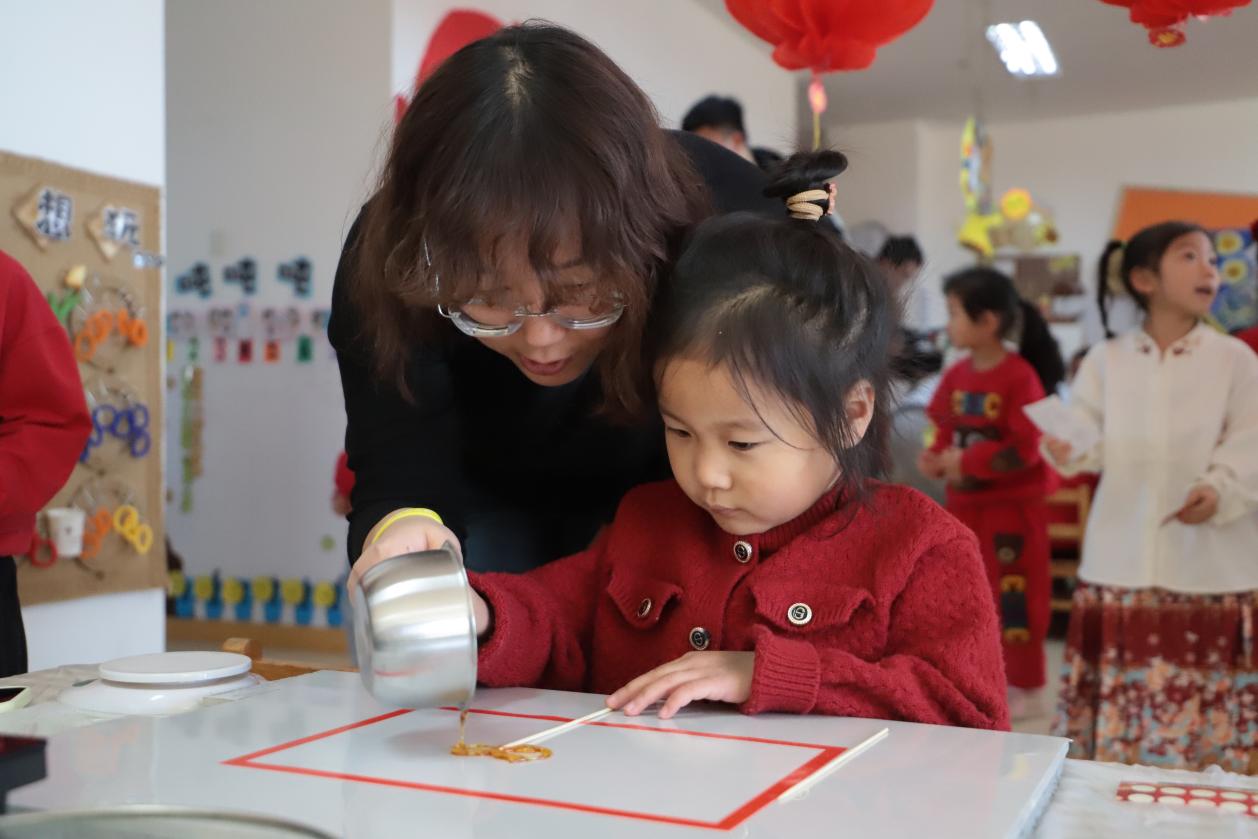 河北青县:趣赏非遗乐佳节 传统文化伴童心