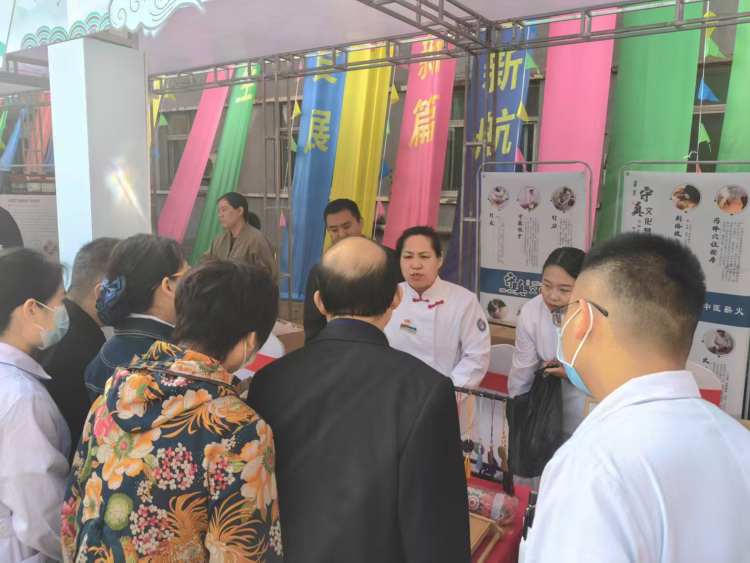 河北唐县：中医药文化节义诊活动惠民生_fororder_工作人员为现场群众解答疑问