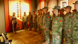 河北泊头：军地联动开展国防教育 民兵徒步传承红色基因
