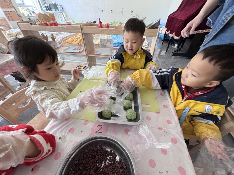 河北安国组织开展清明主题纪念活动_fororder_图为幼儿正在制作青团  赵文轩摄