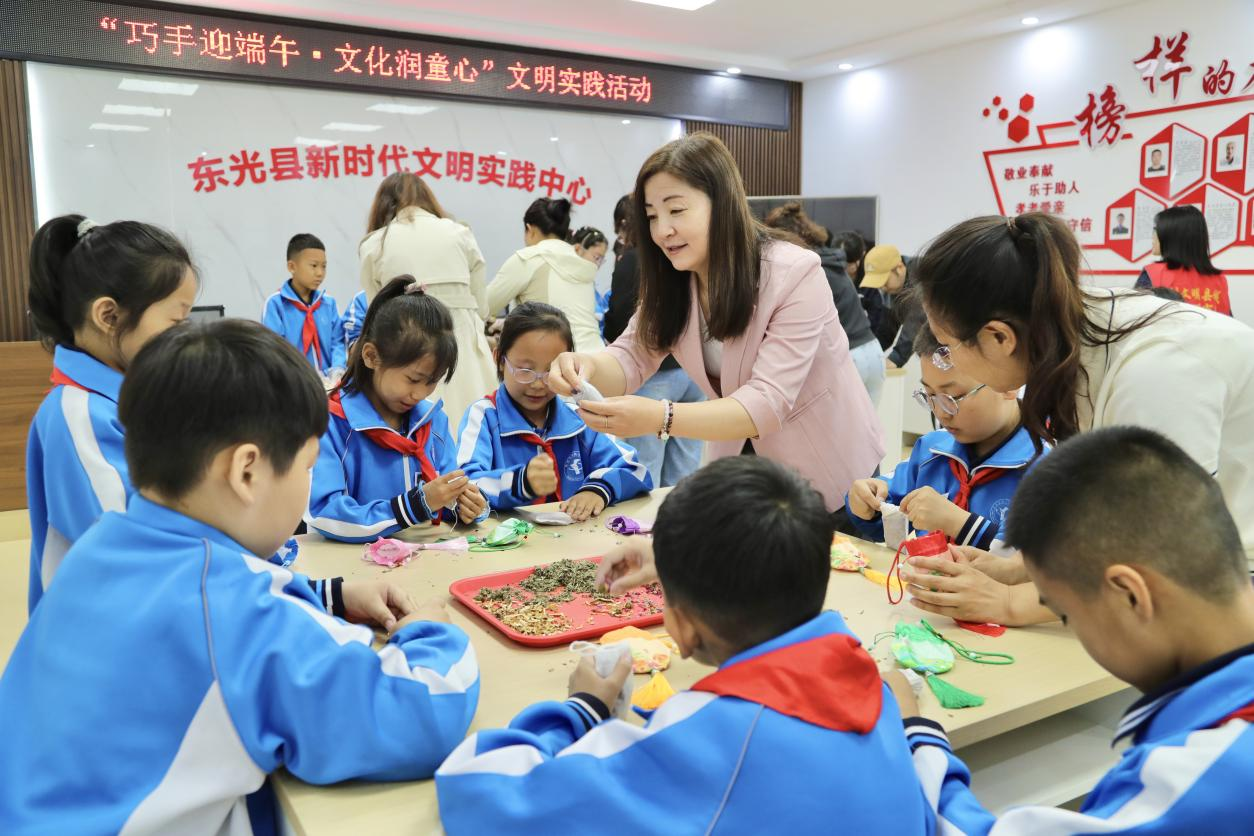 河北东光：粽香飘童趣 巧手传非遗_fororder_图片 2