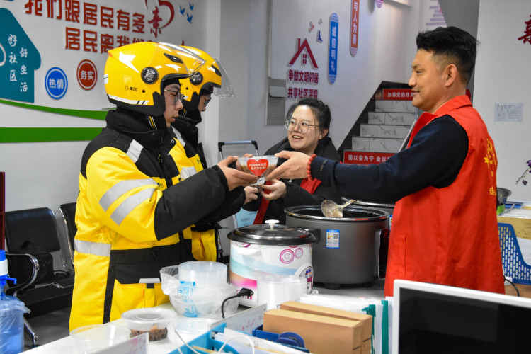 唐山遵化：浓情腊八节 暖心粥飘香_fororder_外卖小哥到居委会吃腊八粥。许昊 摄