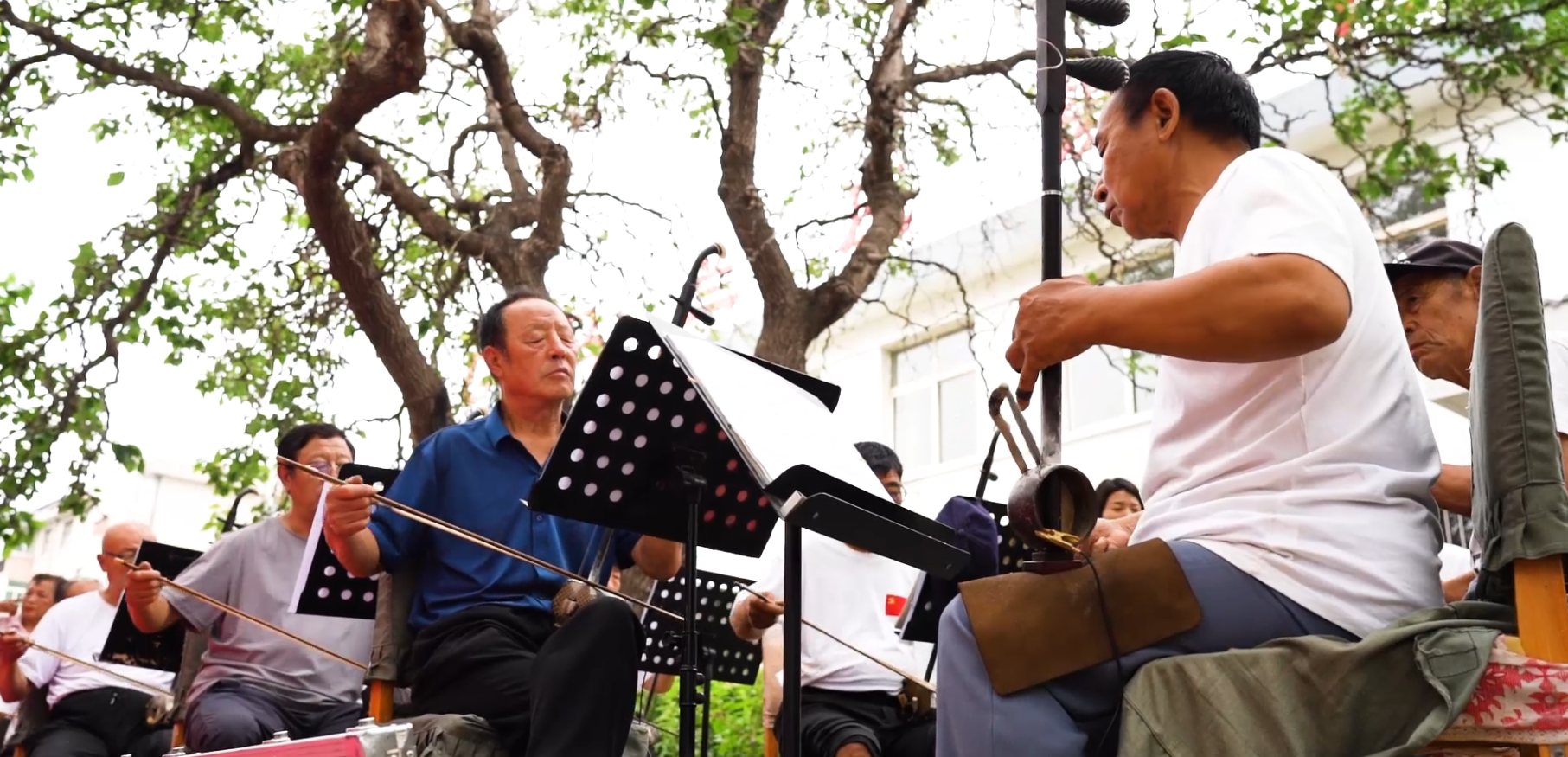 河北迁安：“红色戏曲” 颂党恩 唱响爱党爱国主旋律_fororder_迁安市马兰庄镇戏曲爱好者为群众进行戏曲演出。李伟  摄