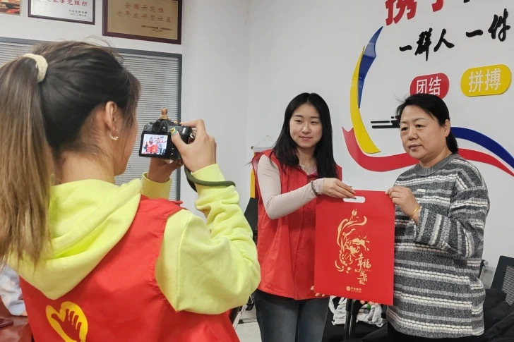 河北迁安：小城大爱 以青春之火点燃志愿之光_fororder_图为迁安青年志愿者与居民同书春联迎新春。 葛洪利摄