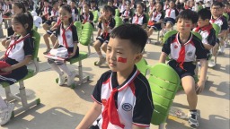 保定市满城区：情暖六一 校服传爱