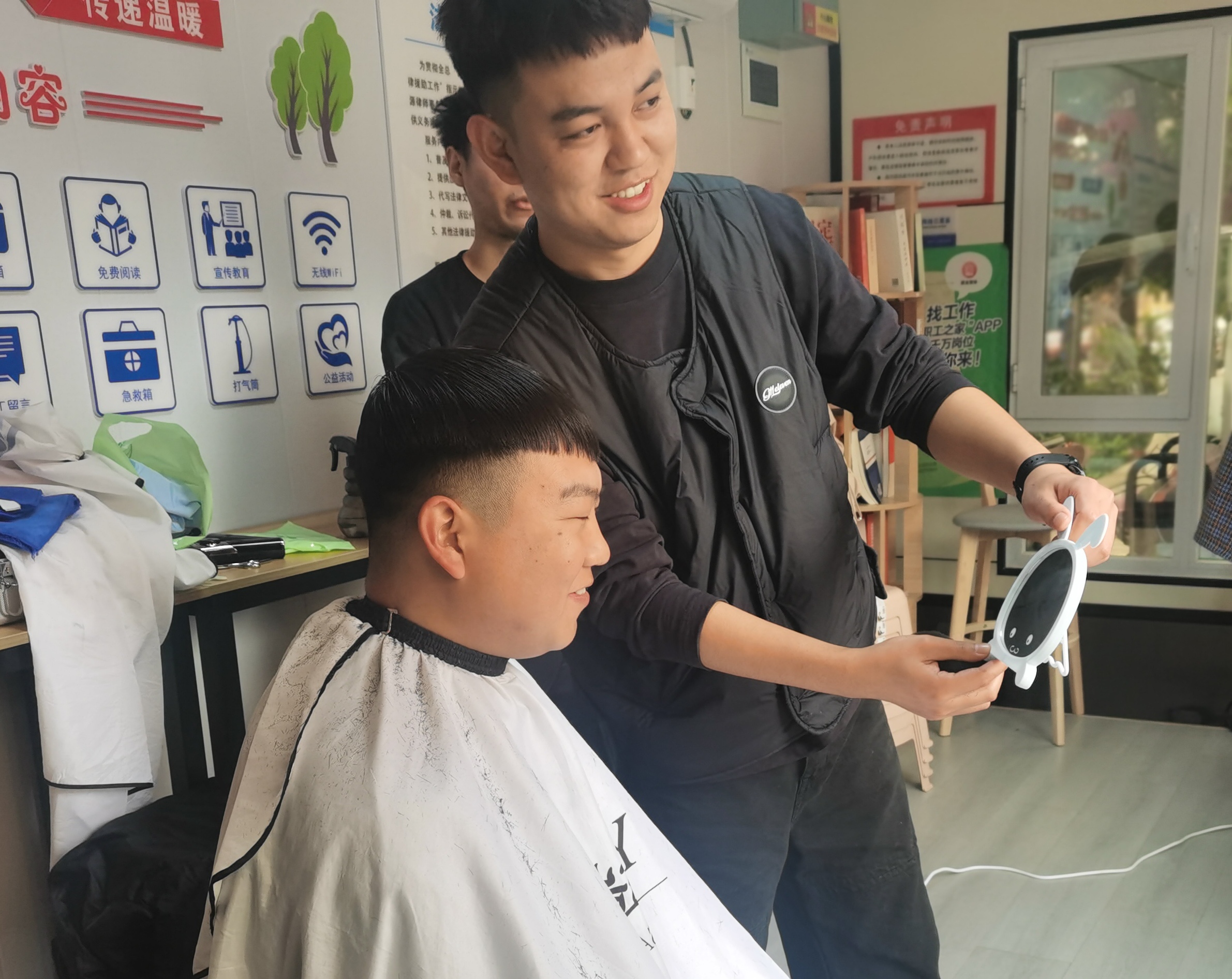 河北涞源：开展关爱户外劳动者义剪活动_fororder_2