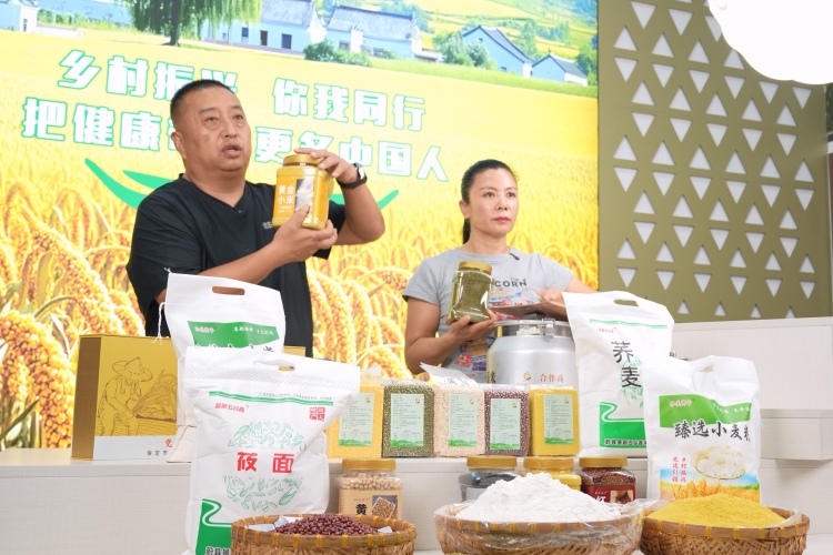 保定市徐水区：群众有事找支部 干部服务有温度_fororder_直播带货+倾听民声，商平庄村党支部发展、惠民两促进。刘柯旋 摄