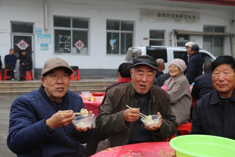 河北蠡县：重阳至 暖意融 社会各界共绘孝老敬老新图景_fororder_0004桑园镇园东村老人们正在吃饺子。.JPG