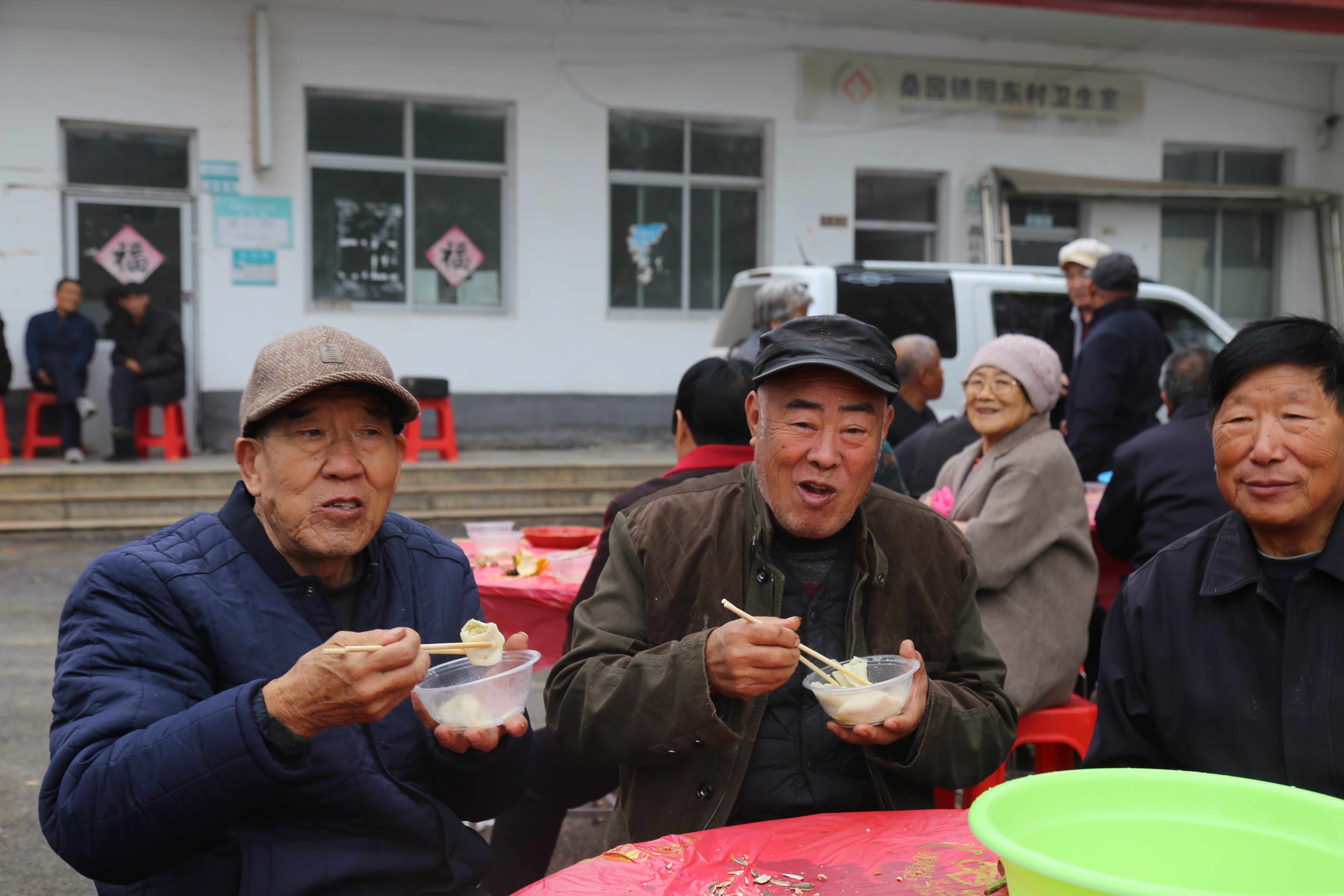 河北蠡县：重阳至 暖意融 社会各界共绘孝老敬老新图景_fororder_0004桑园镇园东村老人们正在吃饺子。.JPG