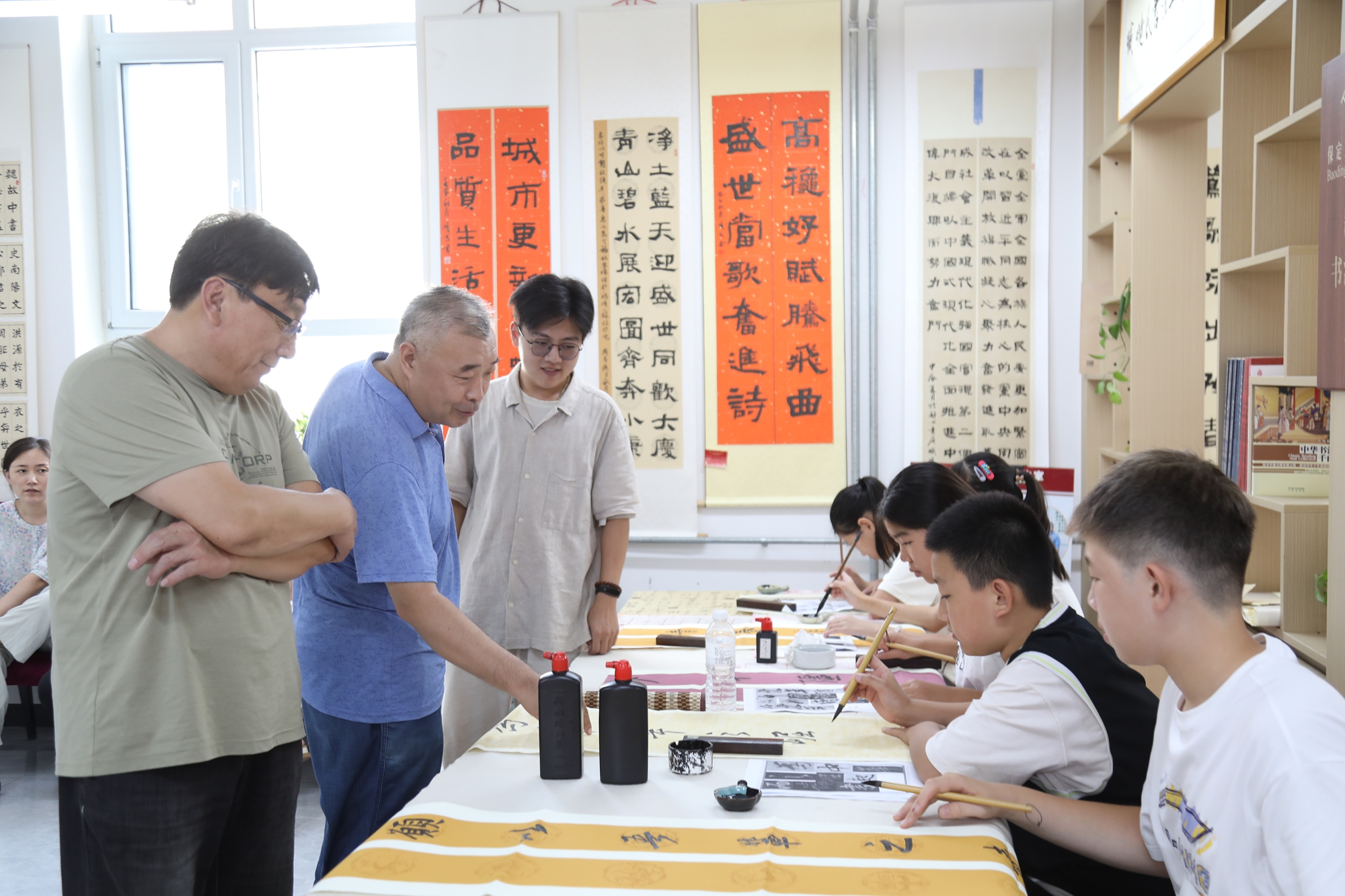 图片默认标题_fororder_活动现场书法名家们现场指导学生 摄影 南双双