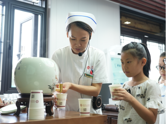 河北沧州：“中医文化小课堂”里感受传统文化魅力_fororder_20250819 河北沧州：“中医文化小课堂”里感受传统文化魅力505