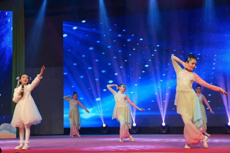 图片默认标题_fororder_歌伴舞《雨花石》。摄影 王磊