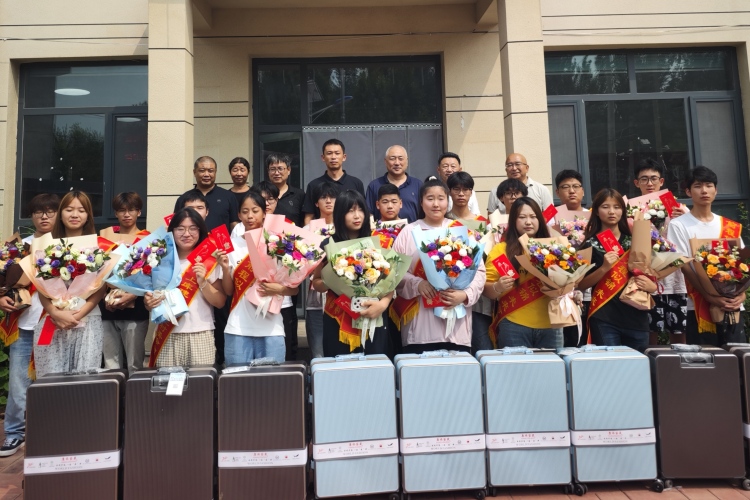 保定市徐水区：陈庄岭上铸忠魂 红色村庄活力新_fororder_南陈庄村每年奖励考入高校的大学生。刘柯旋摄