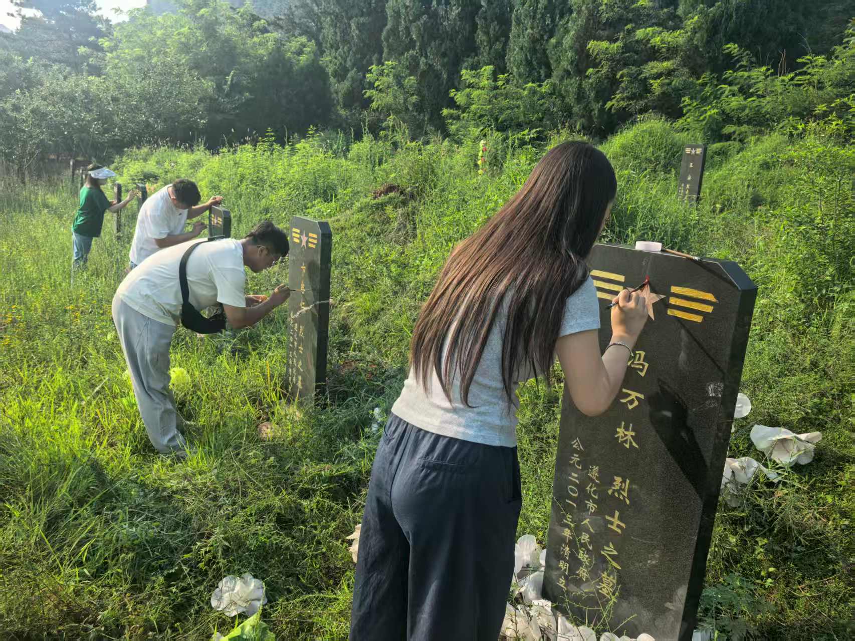 河北遵化：以活动为媒传承红色基因_fororder_图为 为烈士墓碑“描金致敬”活动