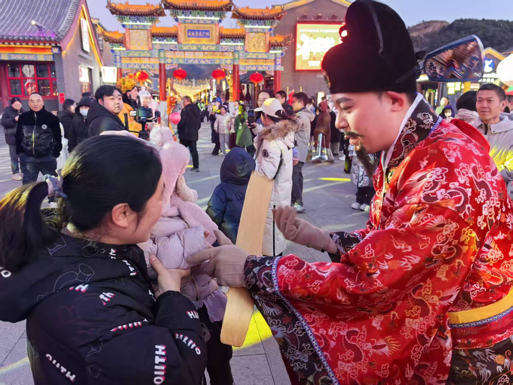 图片默认标题_fororder_游客沉浸式体验。孙占军摄