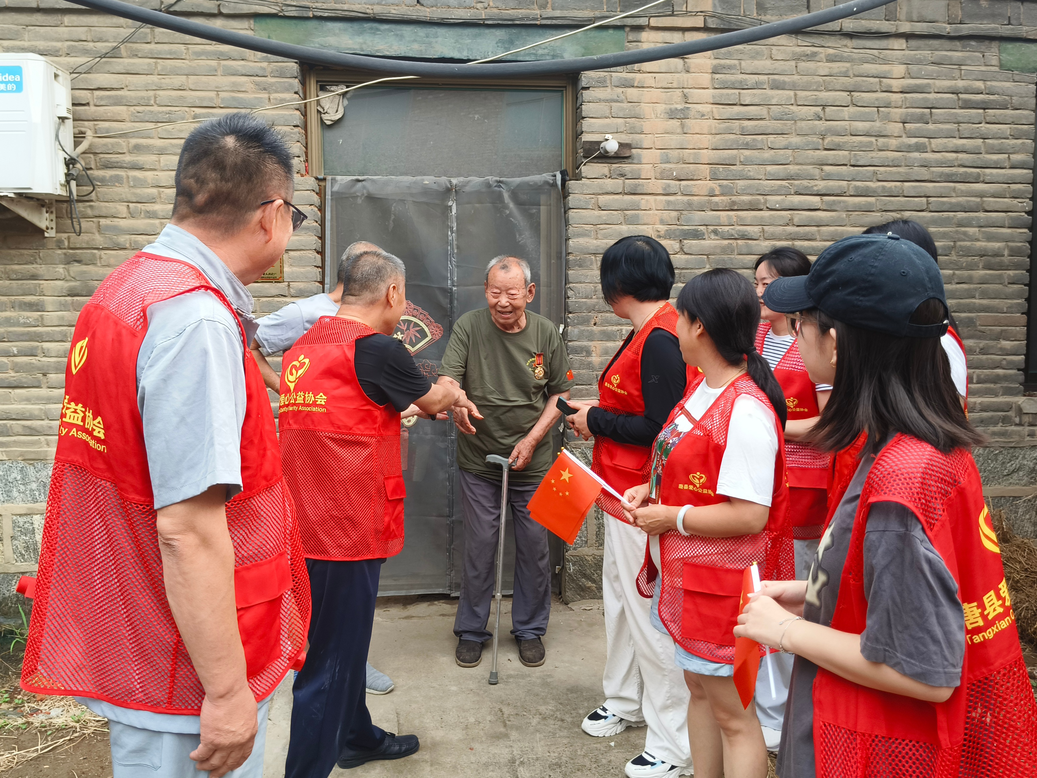 河北唐县：开展“关爱老兵 致敬英雄”文明实践活动_fororder_志愿人员慰问抗战老兵现场