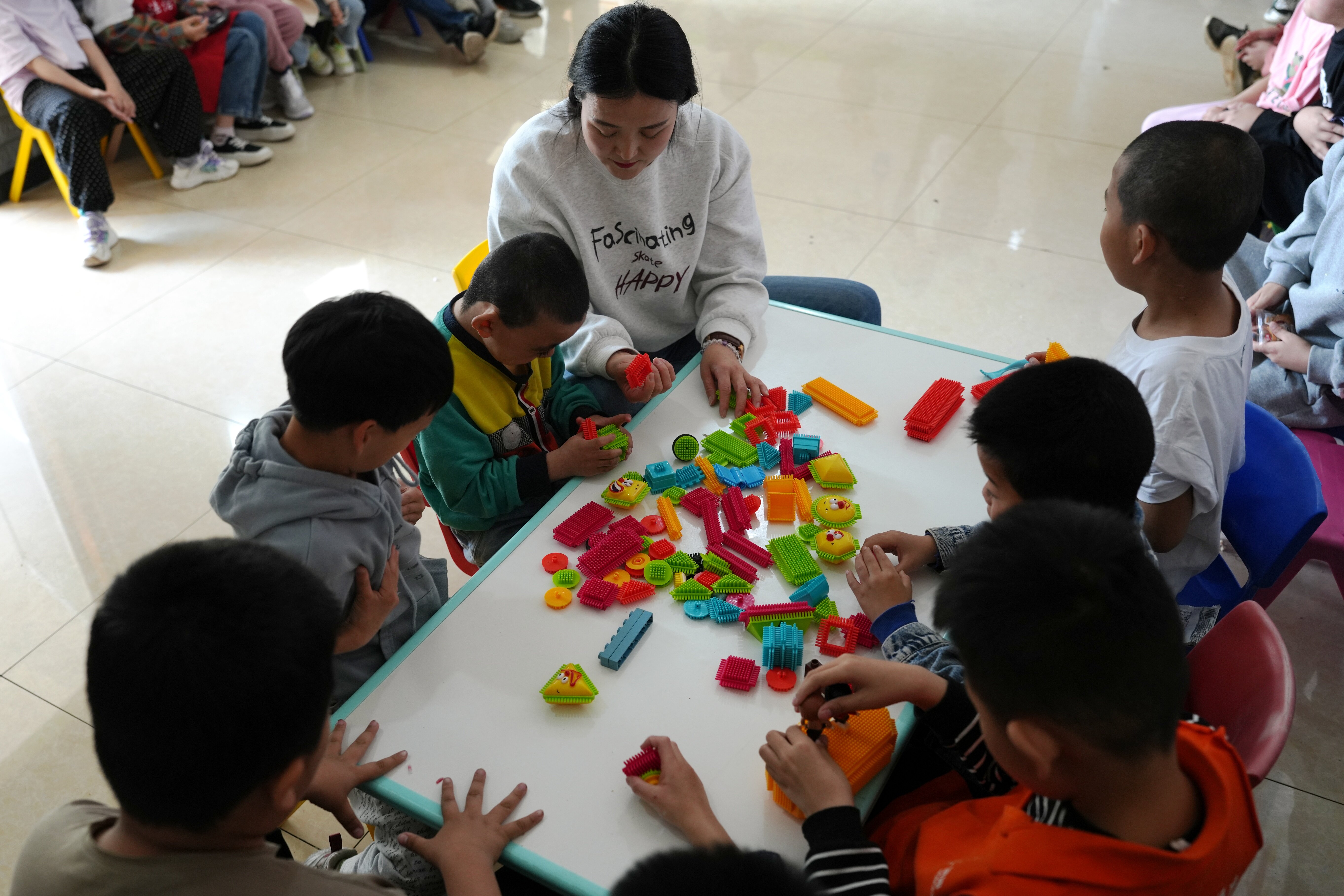 河北迁安：全国助残日 爱心暖人间_fororder_5月15日，迁安市爱心志愿者走进天云残障人士康复中心教孩子们做手工。张泽慧摄。