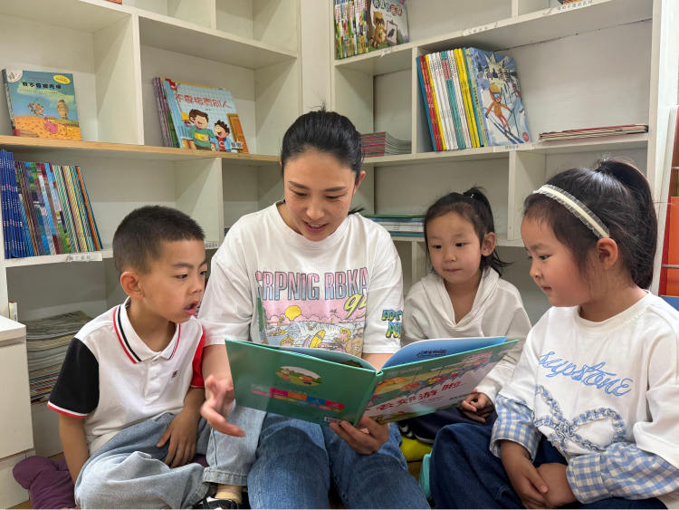 河北唐县：阅读润心灵 书香促成长_fororder_唐县第三幼儿园老师带领孩子们一起阅读