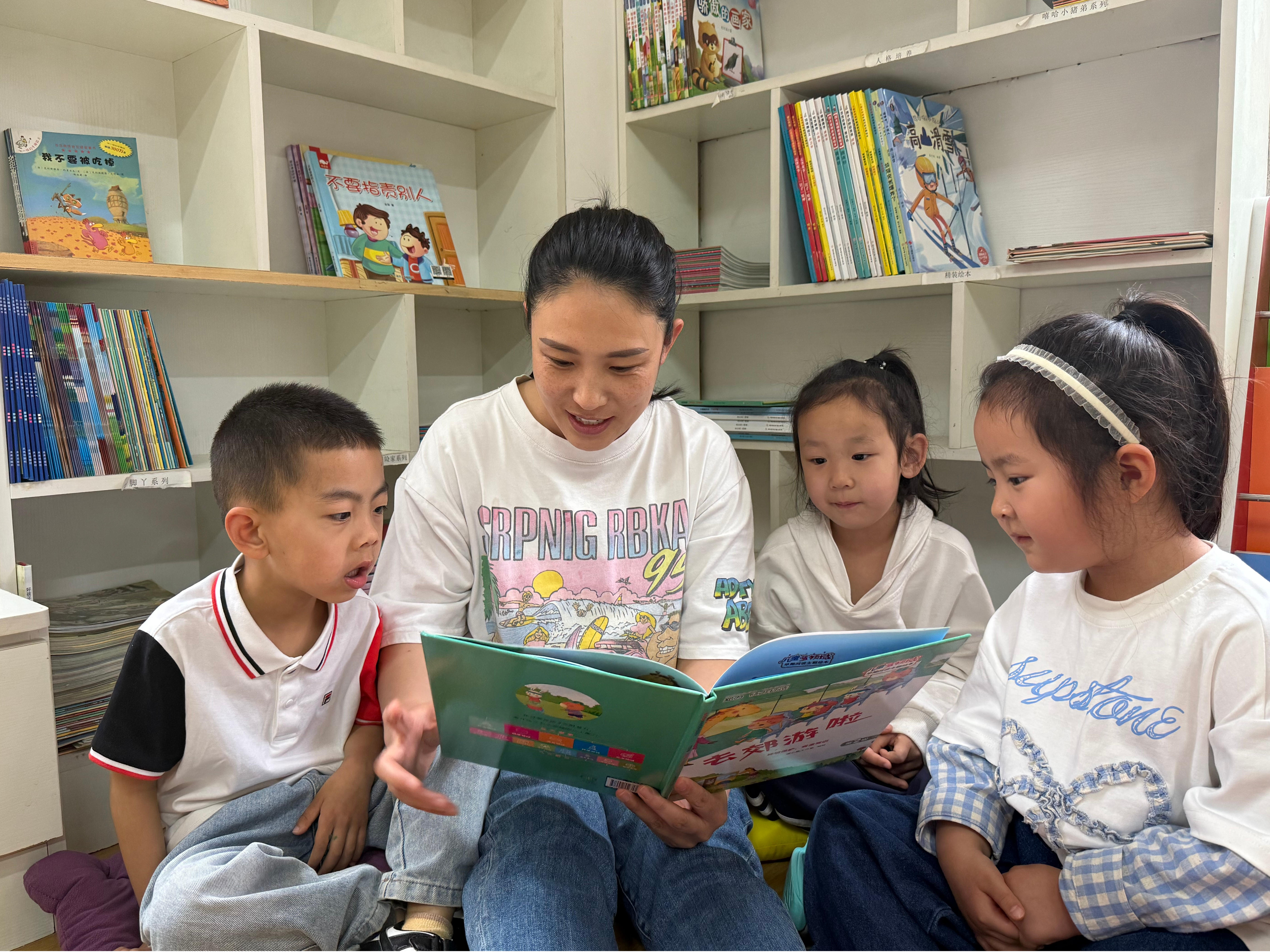 河北唐县：阅读润心灵 书香促成长_fororder_唐县第三幼儿园老师带领孩子们一起阅读