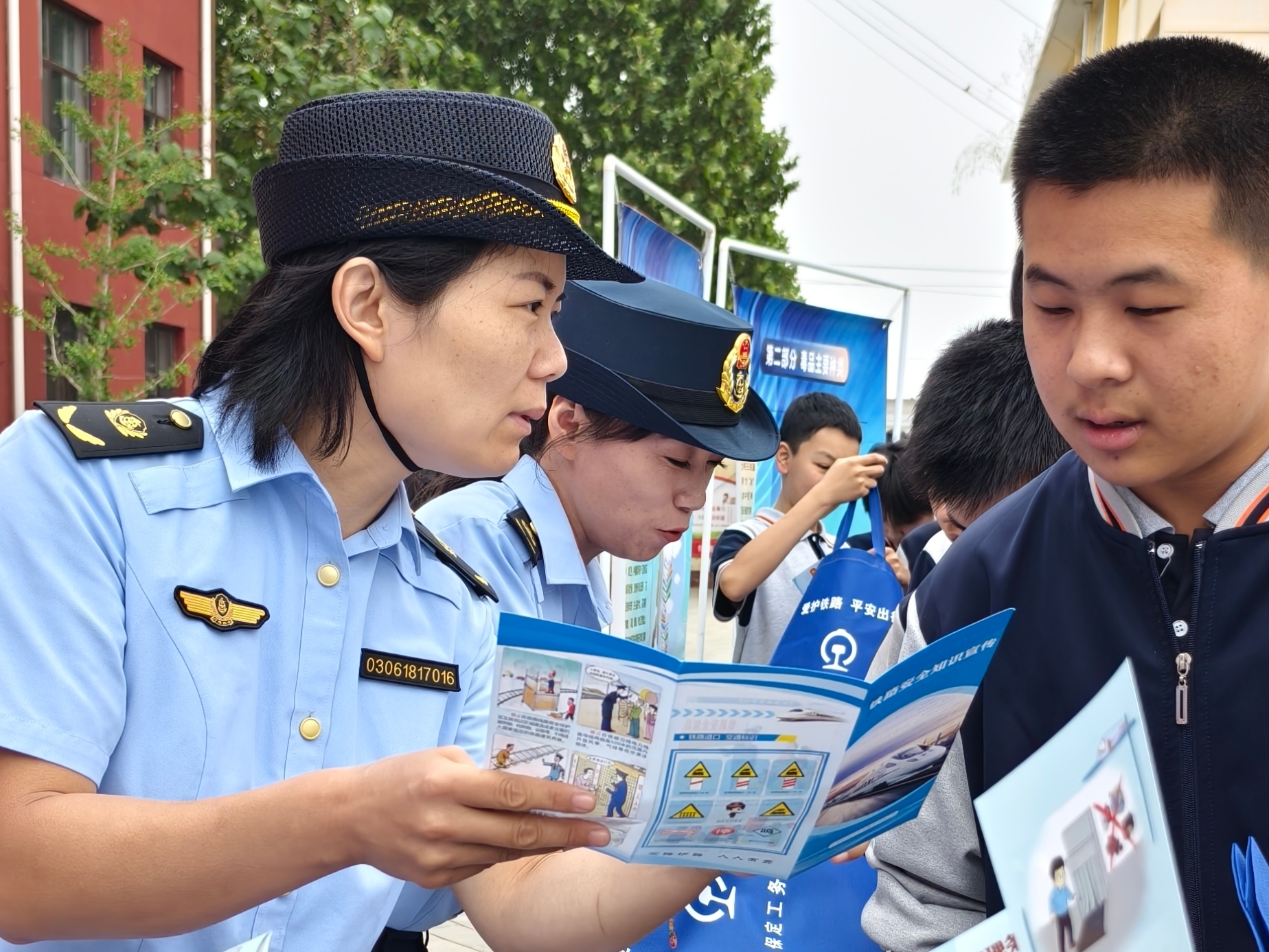 保定市满城区：知路爱路护路 共筑平安铁路_fororder_工作人员耐心为学生讲解铁路安全知识 摄影 刘超