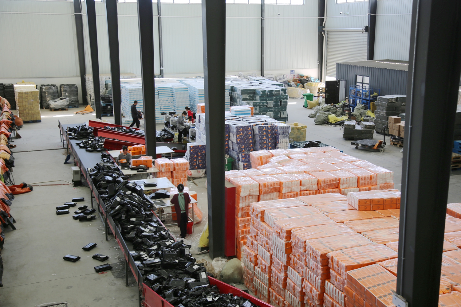 保定市满城区：“数智化”赋能助力快递业“加速跑”_fororder_等待分拣、运输的快递 摄影 张辰泽.JPG