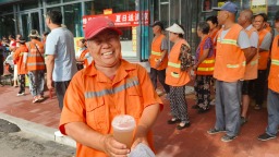 河北唐县：情系环卫工 夏日送清凉