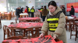 河北顺平：翰墨飘香传暖意 志愿送福添年味