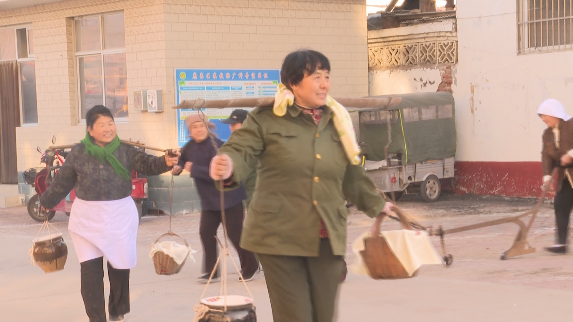 石家庄鹿泉区：花会展演节目拉碌碡演绎传统民俗