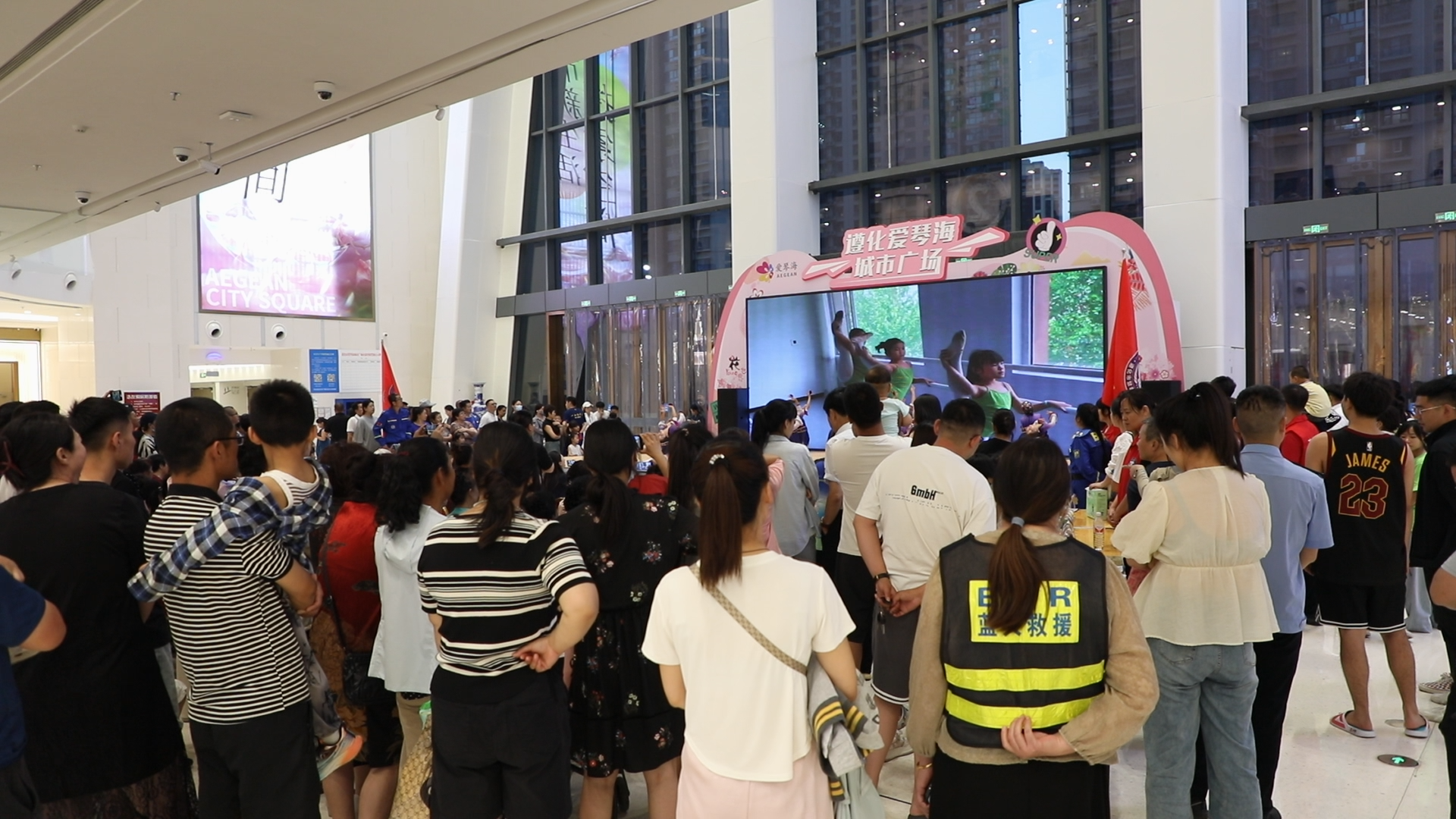 遵化市举办“禁毒月”大型禁毒文化展演活动_fororder_群众在活动现场观看文艺表演。曹建林 摄