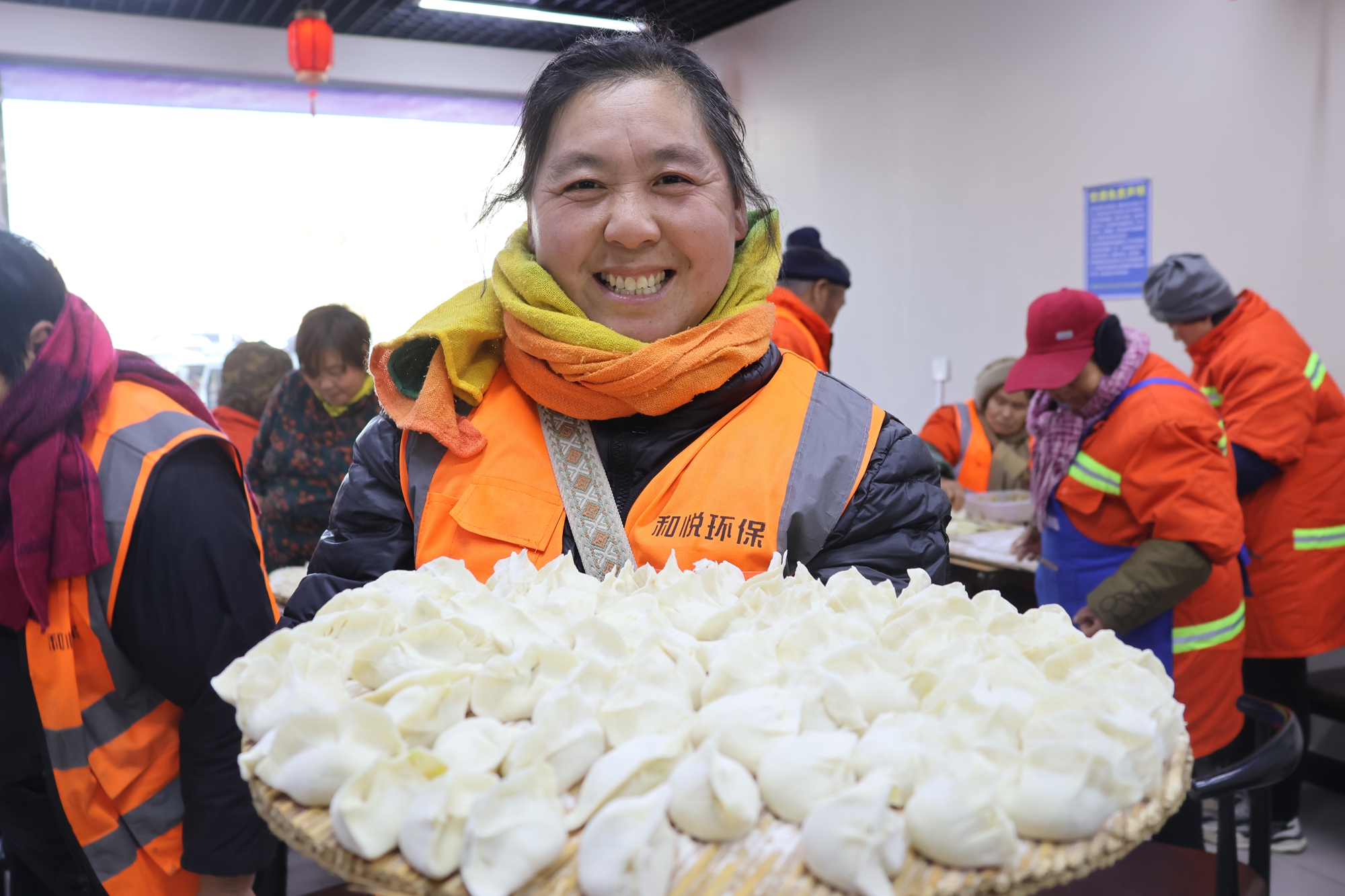 图片默认标题_fororder_环卫工人展示包好的饺子 摄影 康胜.JPG