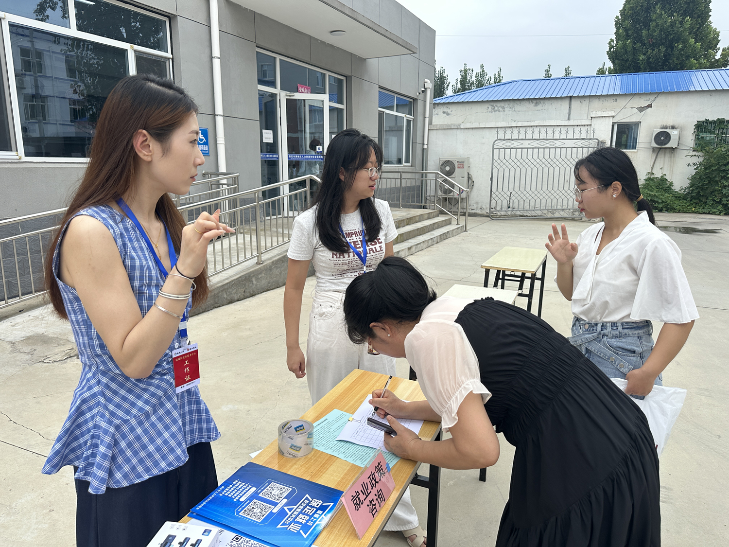 图片默认标题_fororder_现场进行就业政策咨询 摄影 左正帅