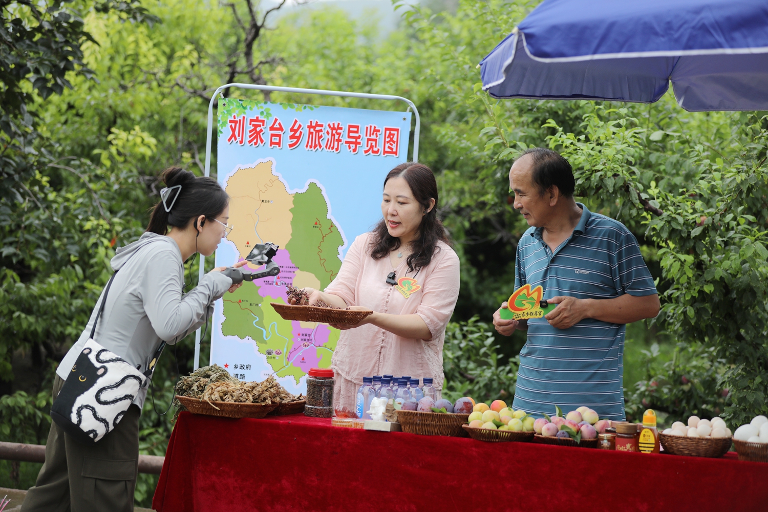 保定市满城区：融媒助农直播 农特优品“出圈”_fororder_助农直播 摄影 张丽双
