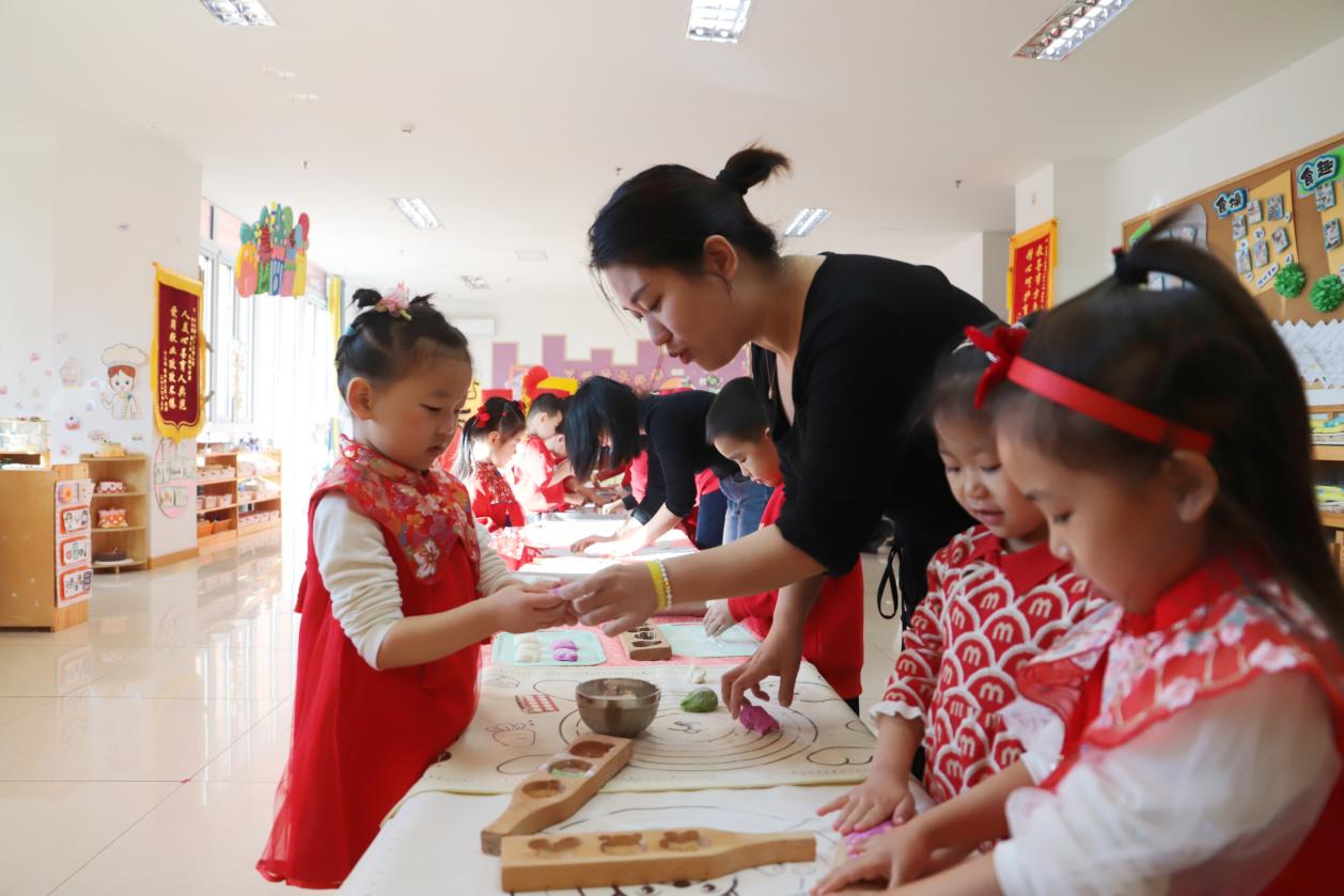 河北青县:趣赏非遗乐佳节 传统文化伴童心