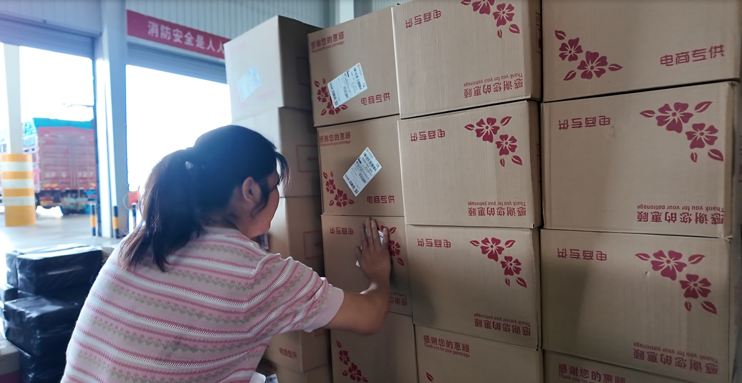 图片默认标题_fororder_打包贴签即将发货的产品 摄影 田嘉成