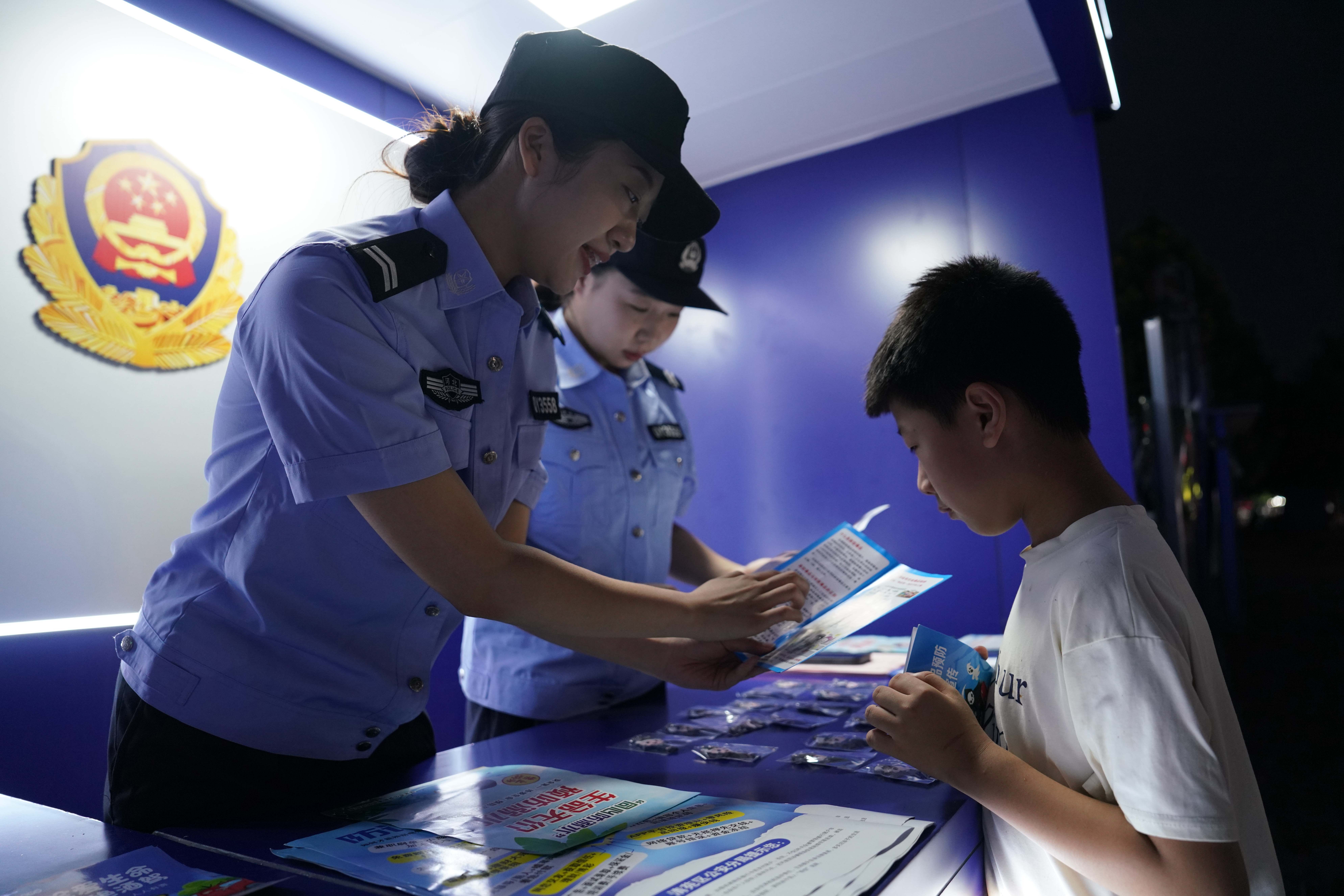 保定清苑：创新普法阵地 服务百姓零距离_fororder_儿童参与法律知识有奖问答。摄影 王磊