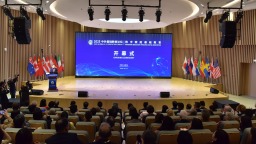 2025中外基础教育论坛在石家庄外国语学校太平河西校区开幕