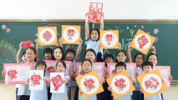 邯郸肥乡：剪纸奖状“反向颁奖” 乡村校园传递尊师情