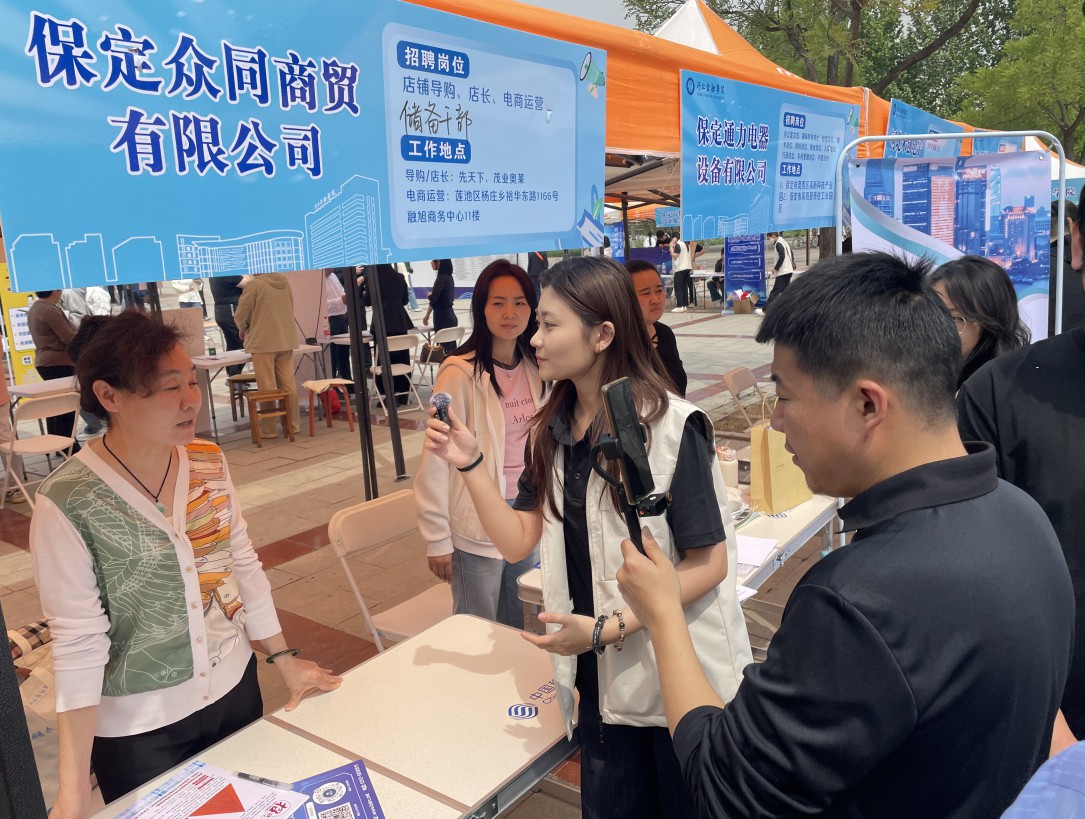 保定市莲池区：校企对接促就业_fororder_图片四：人社局联合多家优质企业，以直播走岗的方式，开展线上活动。（齐旭东摄）