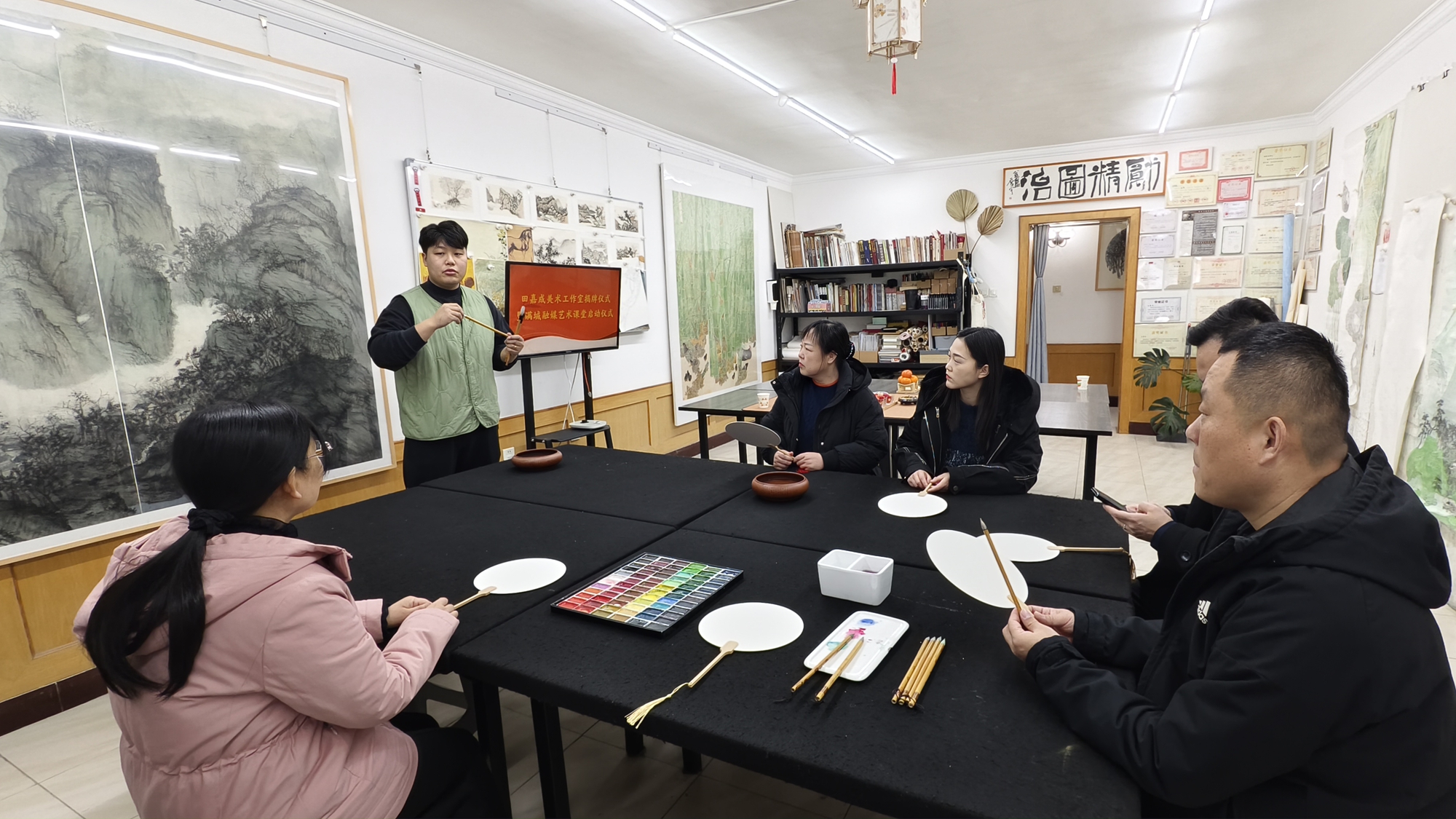 双争有我丨保定市满城区：艺术赋能媒体融合发展_fororder_现场讲解国画 摄影 张丽双