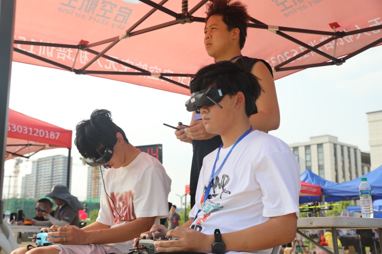 保定市莲池区：千名学子竞逐蓝天梦_fororder_图片二：河北女子职业技术学院参赛者进行无人机精准打击比赛。（李欣晔摄）.JPG